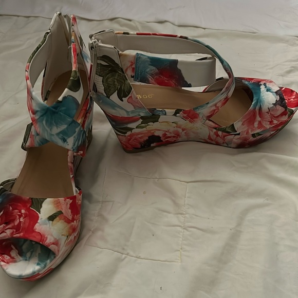 Floral-print wedge sandals - Picture 1 of 9